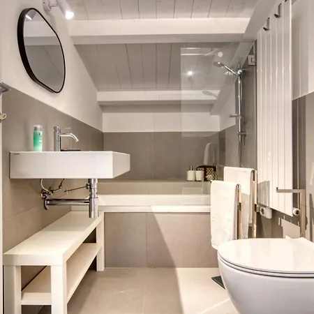 Lumi Nuovissimi Loft Mansardati Da 2 O 4pax In Loreto ミラノ